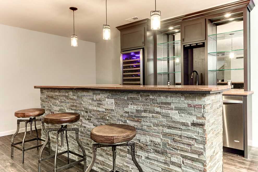 Esempio di un angolo bar con lavandino design di medie dimensioni con nessun'anta, ante grigie, top in legno, paraspruzzi grigio e pavimento in legno massello medio