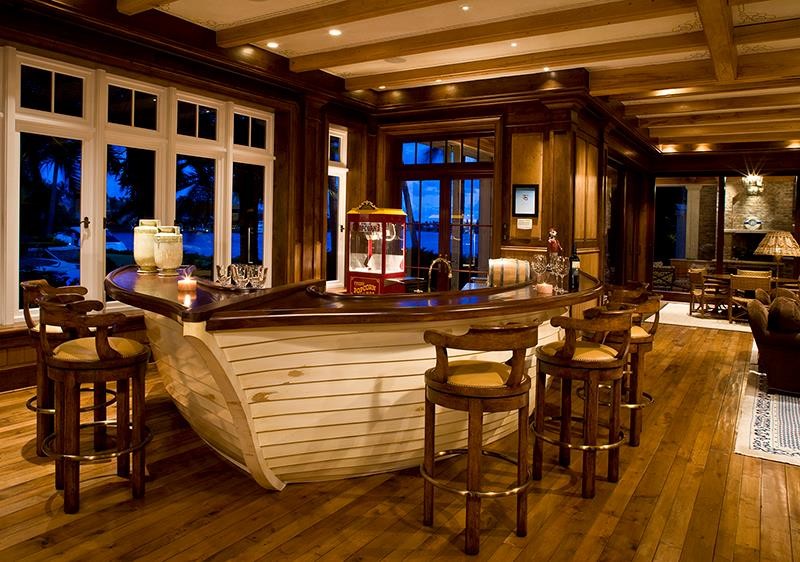 Exemple d'un grand bar de salon chic avec parquet foncé, un plan de travail en bois et un plan de travail marron.