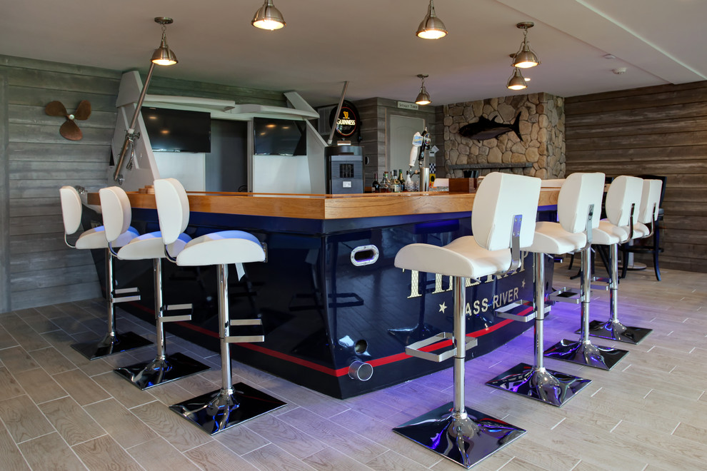 Immagine di un grande bancone bar stile marino con lavello sottopiano, top in legno, pavimento in vinile, pavimento marrone e top marrone