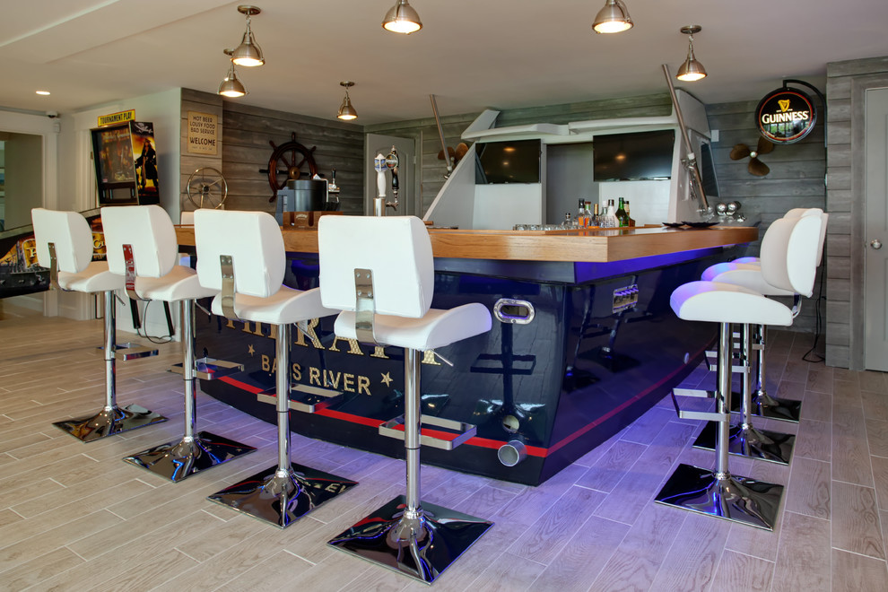Foto di un grande bancone bar costiero con lavello sottopiano, top in legno, pavimento in vinile, pavimento marrone e top marrone
