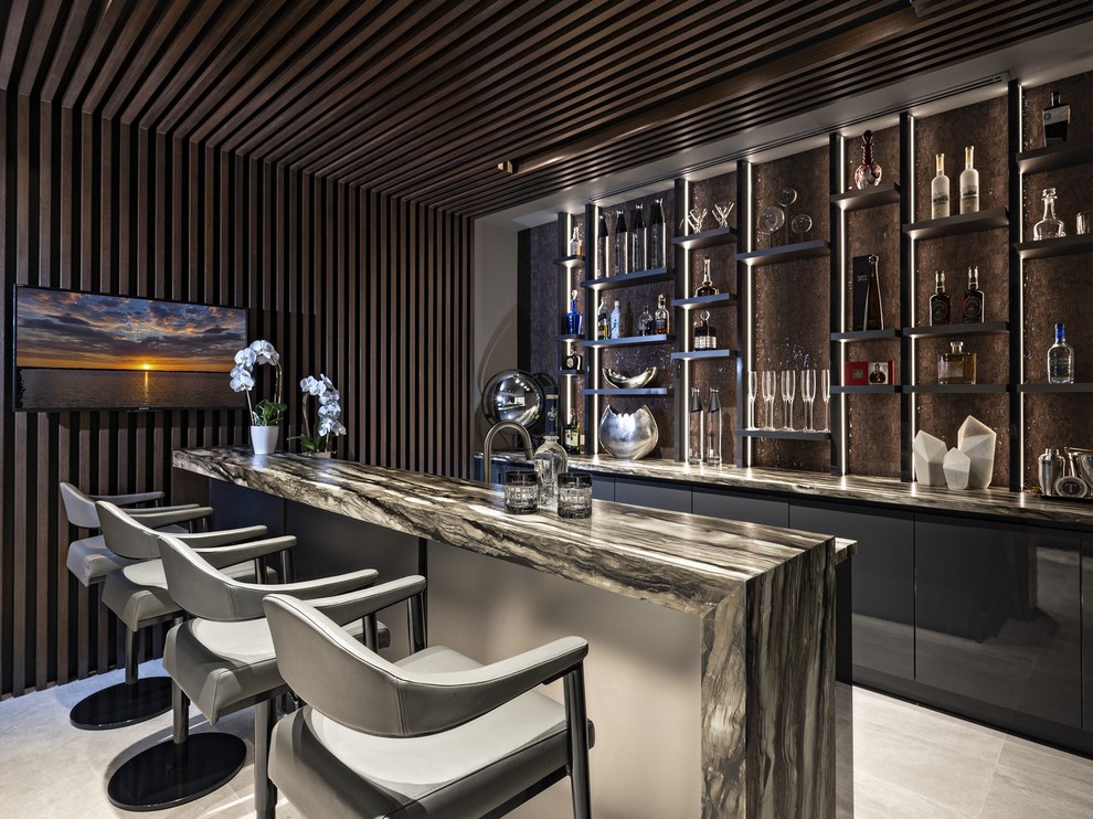 Imagen de bar en casa con fregadero lineal contemporáneo grande con encimera de mármol