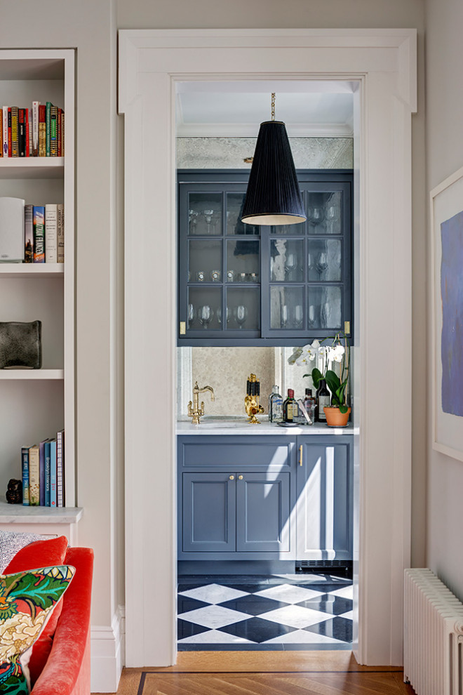 Immagine di un angolo bar con lavandino chic di medie dimensioni con lavello da incasso, ante di vetro, ante blu e paraspruzzi a specchio