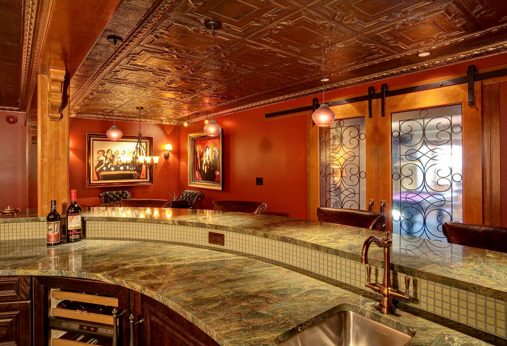 Imagen de bar en casa con fregadero lineal mediterráneo grande con fregadero bajoencimera, encimera de granito y suelo de cemento