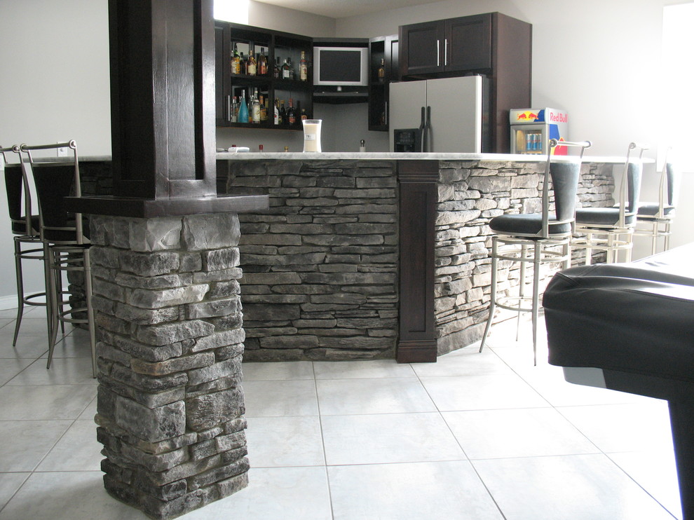 Immagine di un bancone bar classico di medie dimensioni con pavimento in gres porcellanato, lavello sottopiano, ante in legno bruno e pavimento grigio