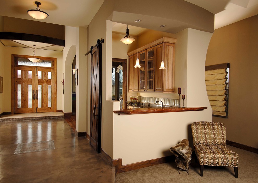 Идея дизайна: прямой домашний бар среднего размера в стиле неоклассика (современная классика) с мойкой, врезной мойкой, фасадами с выступающей филенкой, светлыми деревянными фасадами, бетонным полом и коричневым полом