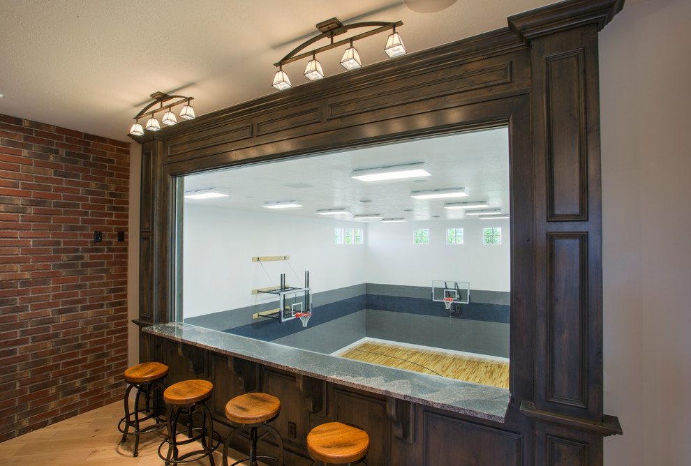 Imagen de bar en casa con barra de bar lineal de estilo americano con encimera de granito y suelo de madera clara