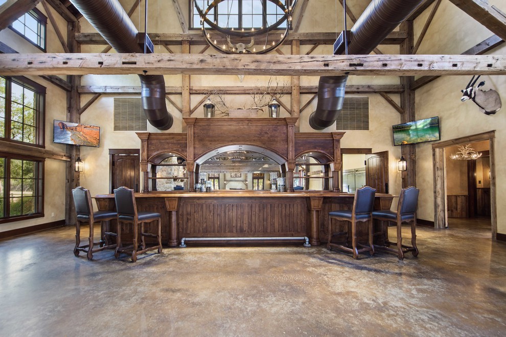 Esempio di un bancone bar rustico con ante in legno bruno e pavimento beige