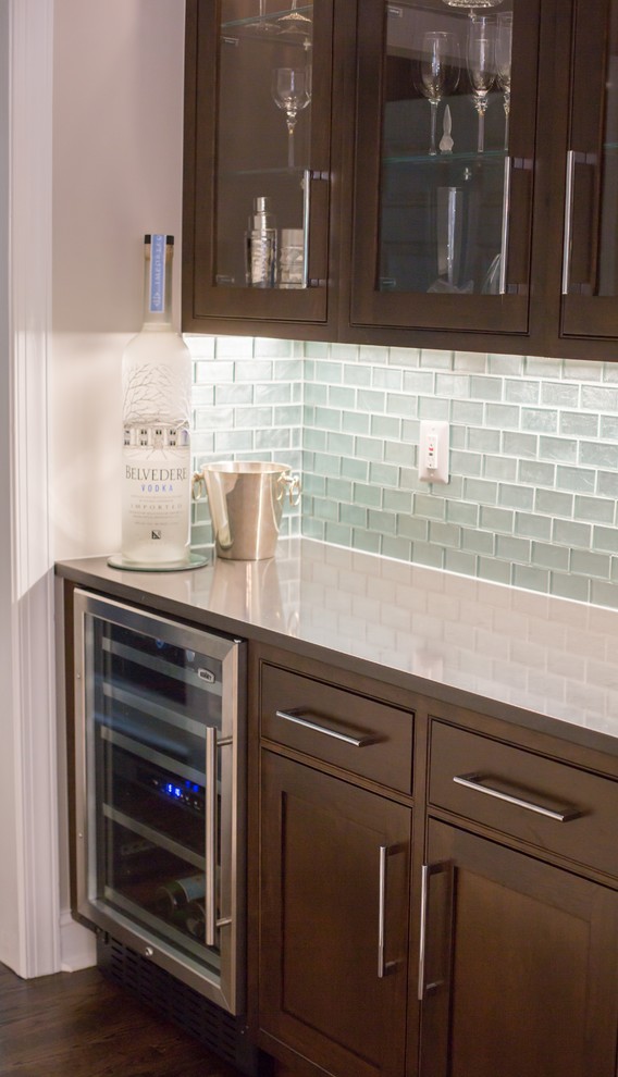 Exempel på en mellanstor modern linjär hemmabar med vask, med skåp i shakerstil, skåp i mörkt trä, bänkskiva i kvarts, blått stänkskydd och stänkskydd i glaskakel