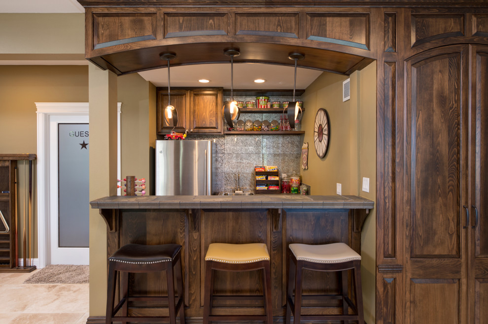 Example of a classic home bar design in Seattle