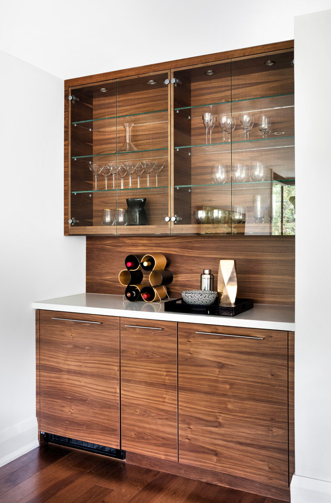 This is an example of a contemporary home bar in Toronto.