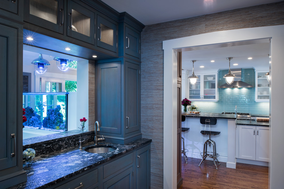 Esempio di un angolo bar con lavandino classico di medie dimensioni con lavello sottopiano, ante in stile shaker, top in granito, paraspruzzi blu e pavimento in legno massello medio