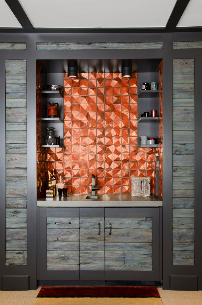 Aménagement d'un petit bar de salon avec évier linéaire contemporain avec des portes de placard grises et une crédence orange.