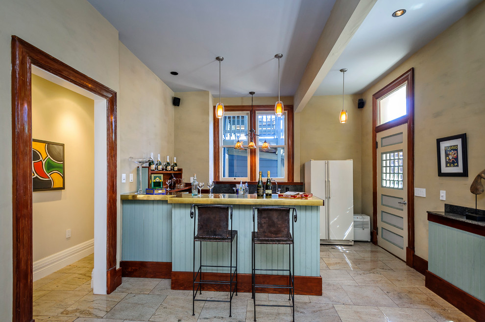 Imagen de bar en casa con barra de bar en L tradicional de tamaño medio con puertas de armario azules