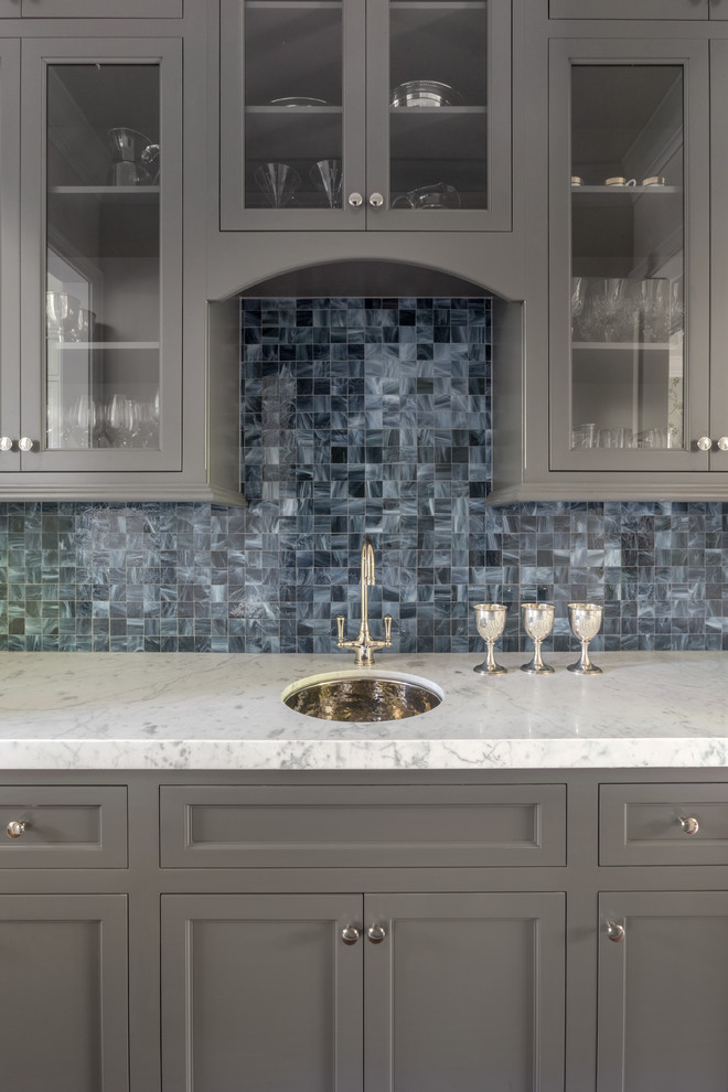 Esempio di un piccolo angolo bar con lavandino chic con lavello sottopiano, ante grigie, top in marmo, paraspruzzi blu, paraspruzzi con piastrelle di vetro e ante con riquadro incassato