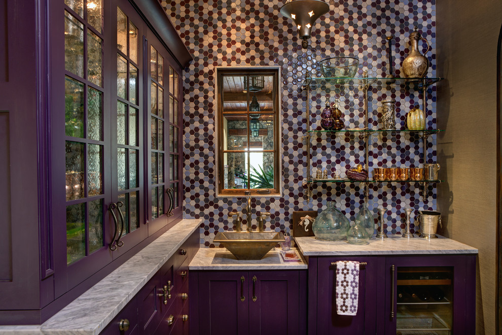 Diseño de bar en casa con fregadero en L mediterráneo de tamaño medio con fregadero encastrado, armarios tipo vitrina, encimera de granito, salpicadero con mosaicos de azulejos y encimeras grises