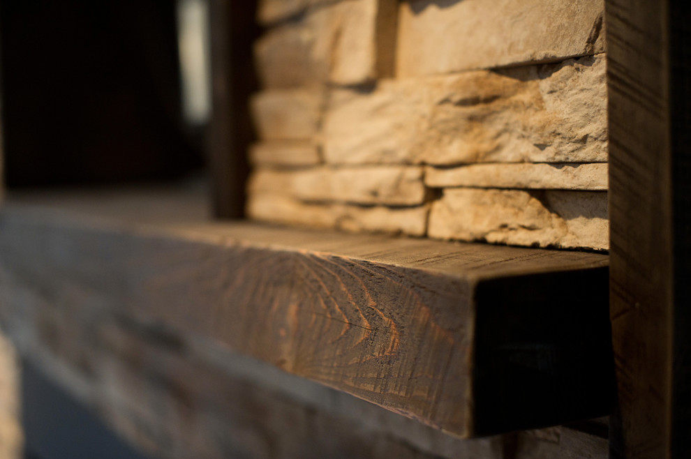 Einzeilige, Kleine Rustikale Hausbar mit Bartheke, Unterbauwaschbecken und Arbeitsplatte aus Holz in Toronto