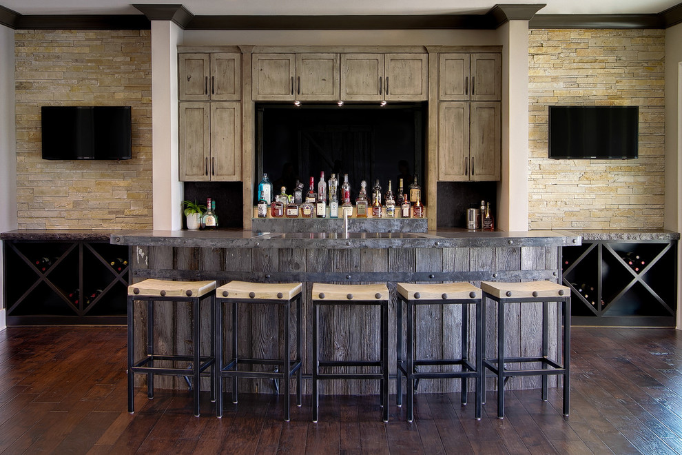 Cette photo montre un bar de salon linéaire montagne en bois vieilli de taille moyenne avec parquet foncé, des tabourets et un placard à porte shaker.