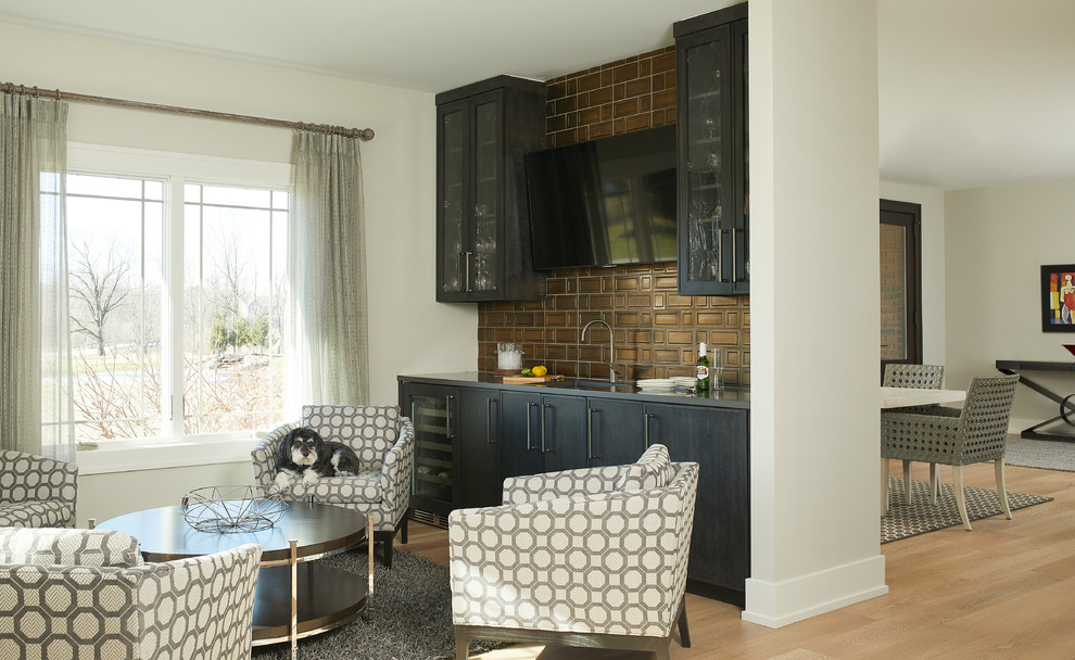 Exempel på en mellanstor klassisk grå linjär grått hemmabar med vask, med en undermonterad diskho, bänkskiva i koppar, brunt stänkskydd, ljust trägolv, svarta skåp, luckor med glaspanel, stänkskydd i metallkakel och brunt golv