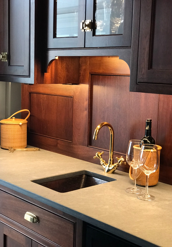 Immagine di un angolo bar con lavandino stile marinaro con lavello sottopiano, ante con riquadro incassato, ante in legno bruno, paraspruzzi in legno e top grigio