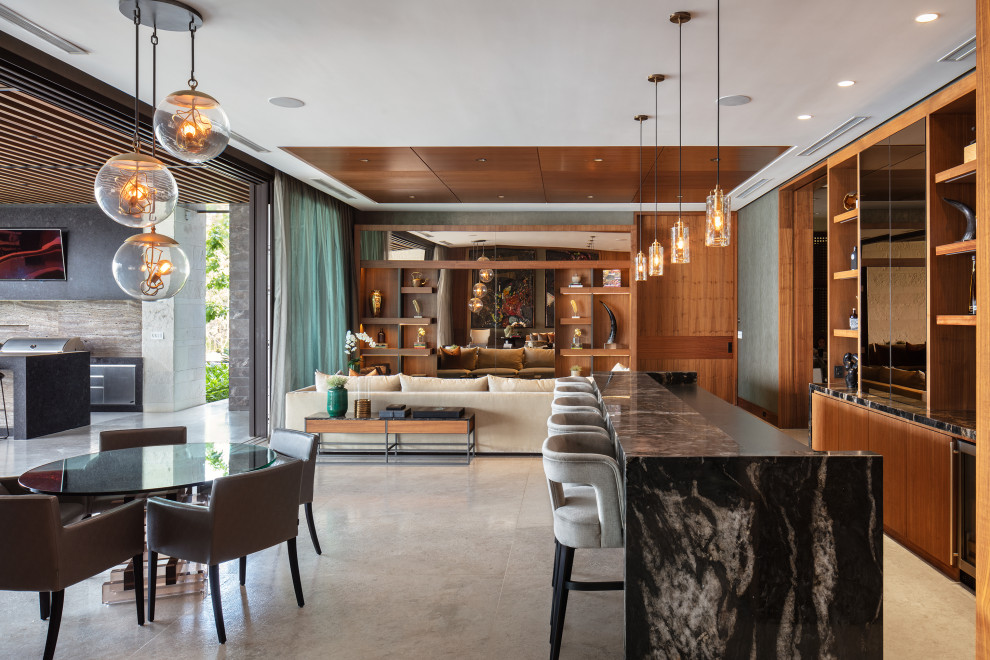 Aménagement d'un grand bar de salon linéaire contemporain en bois brun avec des tabourets, un placard à porte plane, un sol gris et plan de travail noir.