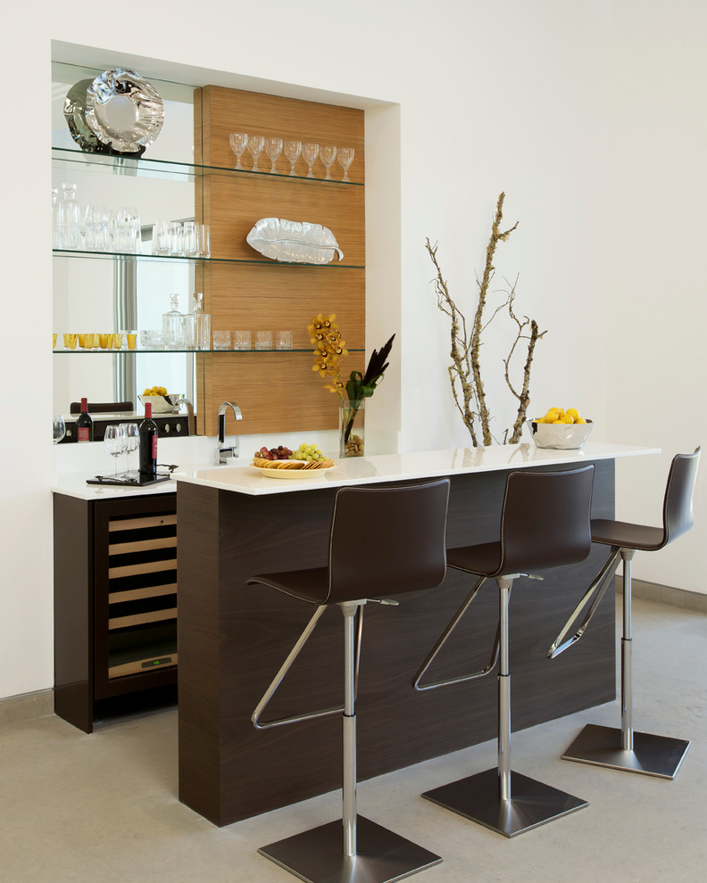 Cette image montre un bar de salon parallèle design de taille moyenne avec des tabourets et un plan de travail en quartz modifié.