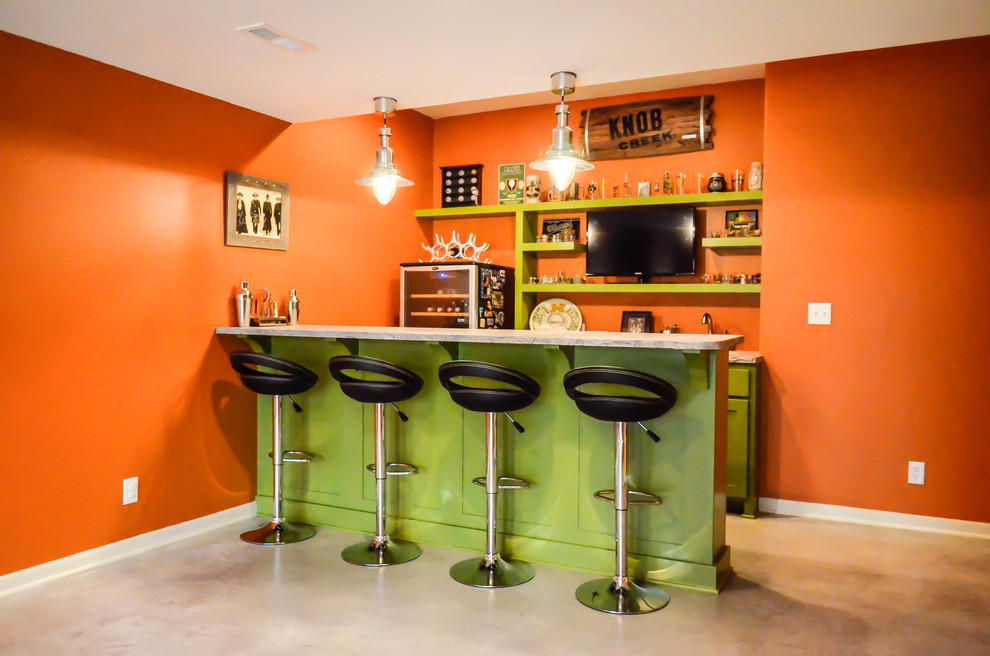 Einzeilige, Mittelgroße Moderne Hausbar mit Bartresen, Schrankfronten im Shaker-Stil, grünen Schränken, Betonarbeitsplatte, Küchenrückwand in Orange und Betonboden in Kansas City
