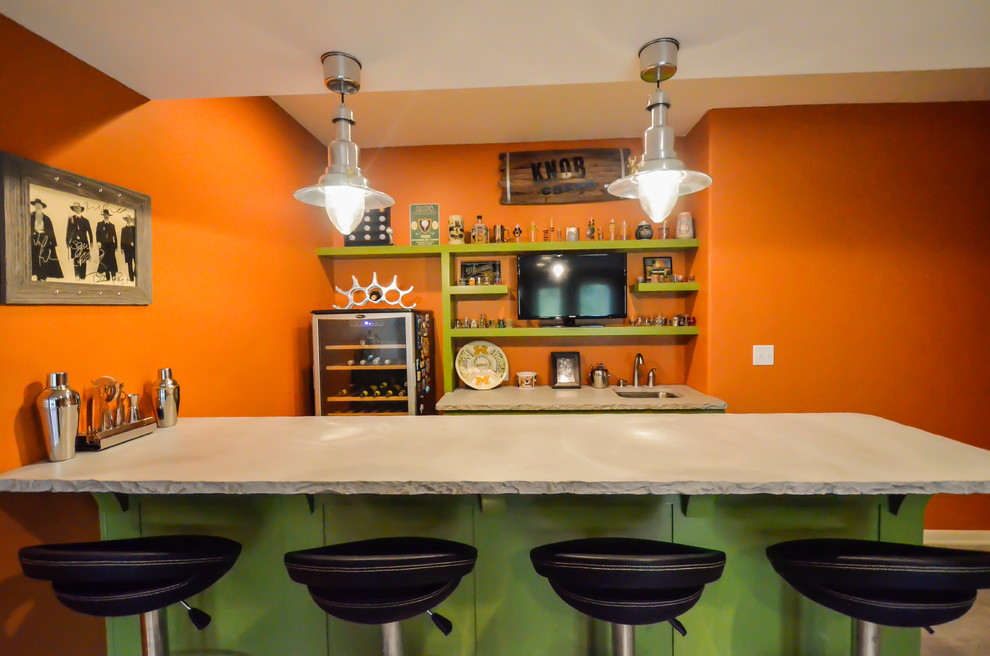 Exempel på en mellanstor modern linjär hemmabar med vask, med en undermonterad diskho, skåp i shakerstil, gröna skåp, bänkskiva i betong, orange stänkskydd och betonggolv