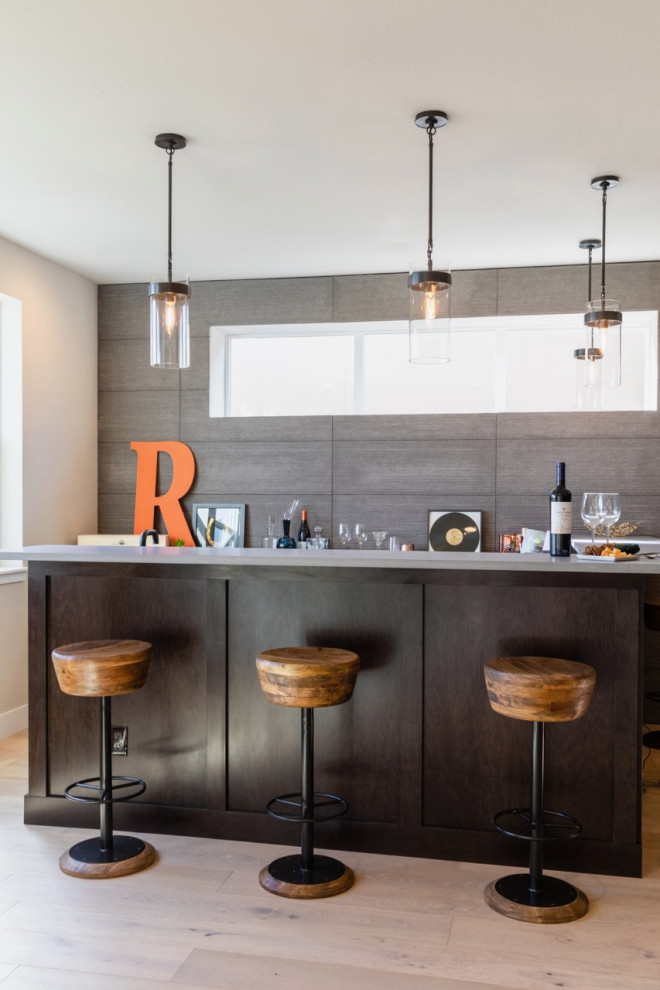 Diseño de bar en casa con fregadero en L contemporáneo de tamaño medio con fregadero bajoencimera y suelo de madera clara