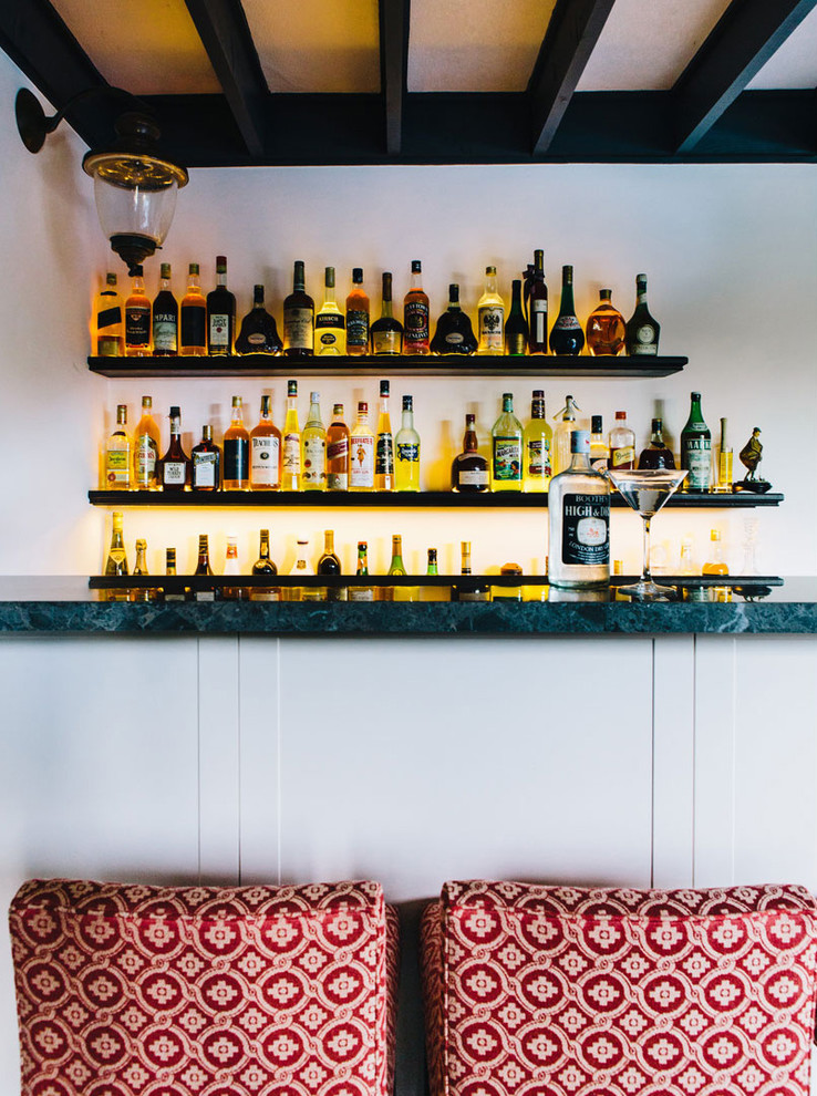 Imagen de bar en casa con fregadero lineal mediterráneo pequeño con puertas de armario blancas y armarios estilo shaker