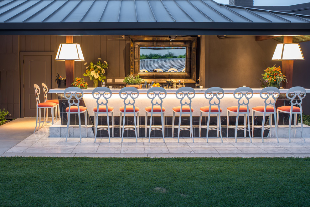 Свежая идея для дизайна: огромный прямой домашний бар в средиземноморском стиле с мойкой и мраморным полом - отличное фото интерьера