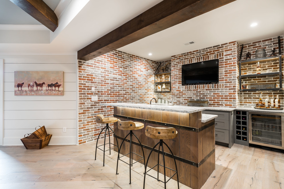 Inspiration pour un bar de salon rustique avec des tabourets, une crédence en brique, parquet clair, un sol beige et un placard à porte shaker.