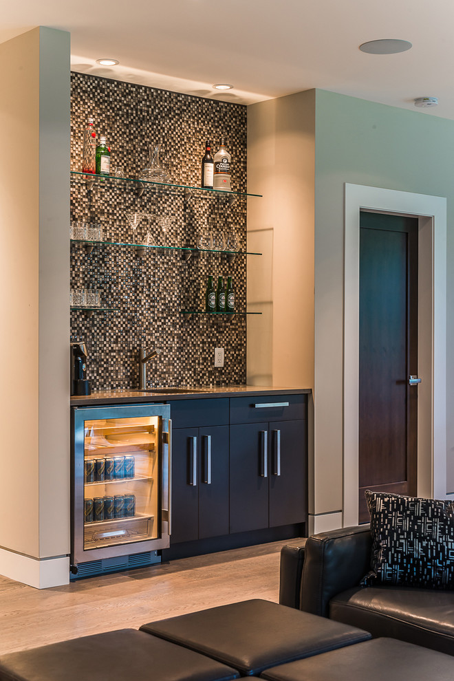 Example of a minimalist home bar design in Vancouver