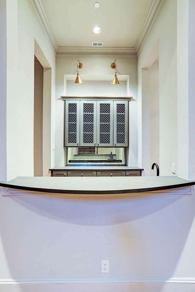 Exempel på en modern grå parallell grått hemmabar med vask, med en undermonterad diskho, skåp i shakerstil, grå skåp, bänkskiva i täljsten och spegel som stänkskydd
