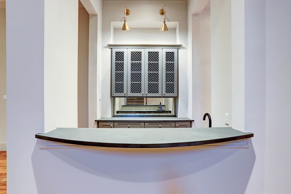 Esempio di un angolo bar con lavandino contemporaneo con lavello sottopiano, ante in stile shaker, ante grigie, top in saponaria, paraspruzzi a specchio e top grigio