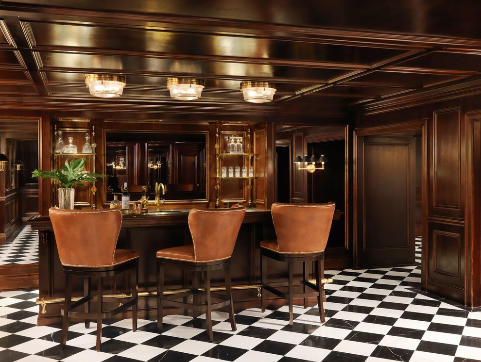 Идея дизайна: домашний бар в классическом стиле с барной стойкой, деревянной столешницей, зеркальным фартуком и разноцветным полом