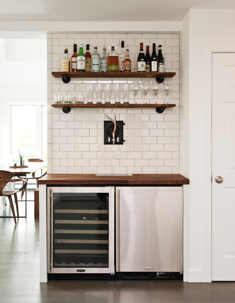 ニューヨークにある小さなトランジショナルスタイルのおしゃれなホームバー (木材カウンター、白いキッチンパネル、セラミックタイルのキッチンパネル、濃色無垢フローリング、I型、茶色いキッチンカウンター) の写真