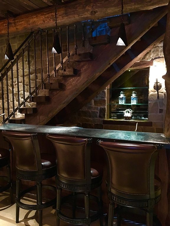 Exemple d'un bar de salon parallèle montagne de taille moyenne avec des tabourets, un plan de travail en stéatite, une crédence multicolore et une crédence en carrelage de pierre.