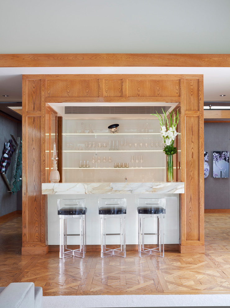 Zweizeilige Klassische Hausbar mit Bartheke, offenen Schränken, Küchenrückwand in Weiß, braunem Holzboden, braunem Boden und weißer Arbeitsplatte in Denver