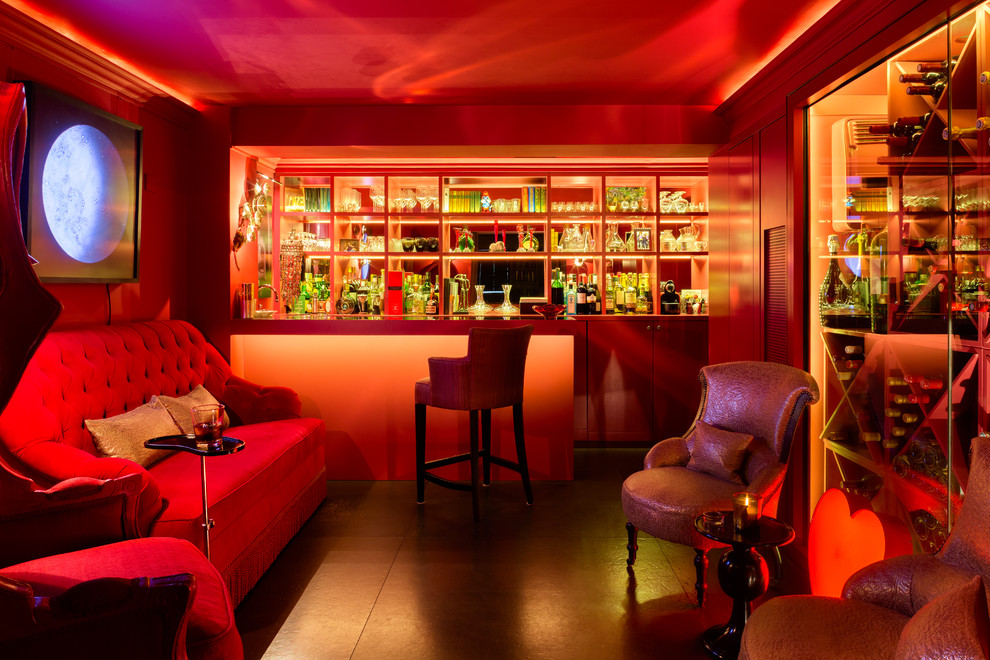 Cette photo montre un bar de salon tendance avec des tabourets, un placard sans porte et des portes de placard rouges.