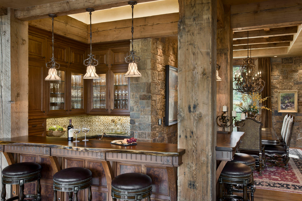 Idee per un bancone bar rustico con parquet scuro, ante con bugna sagomata, ante in legno bruno, top in legno e top marrone