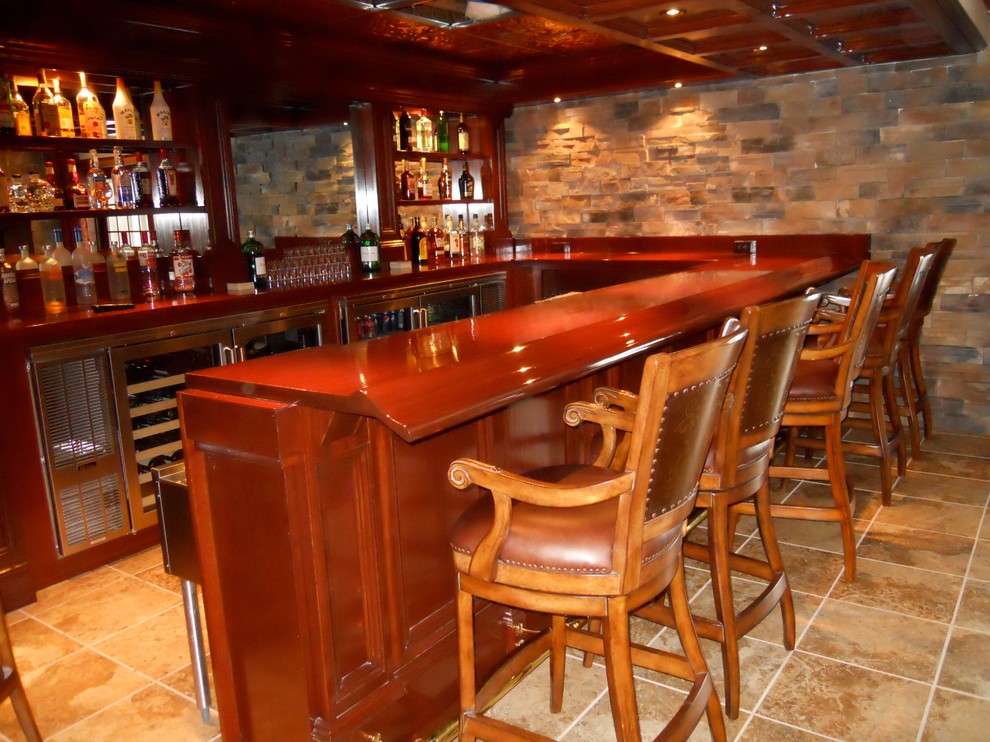 Idée de décoration pour un bar de salon tradition en U et bois brun de taille moyenne avec des tabourets, un plan de travail en bois et un sol en carrelage de céramique.
