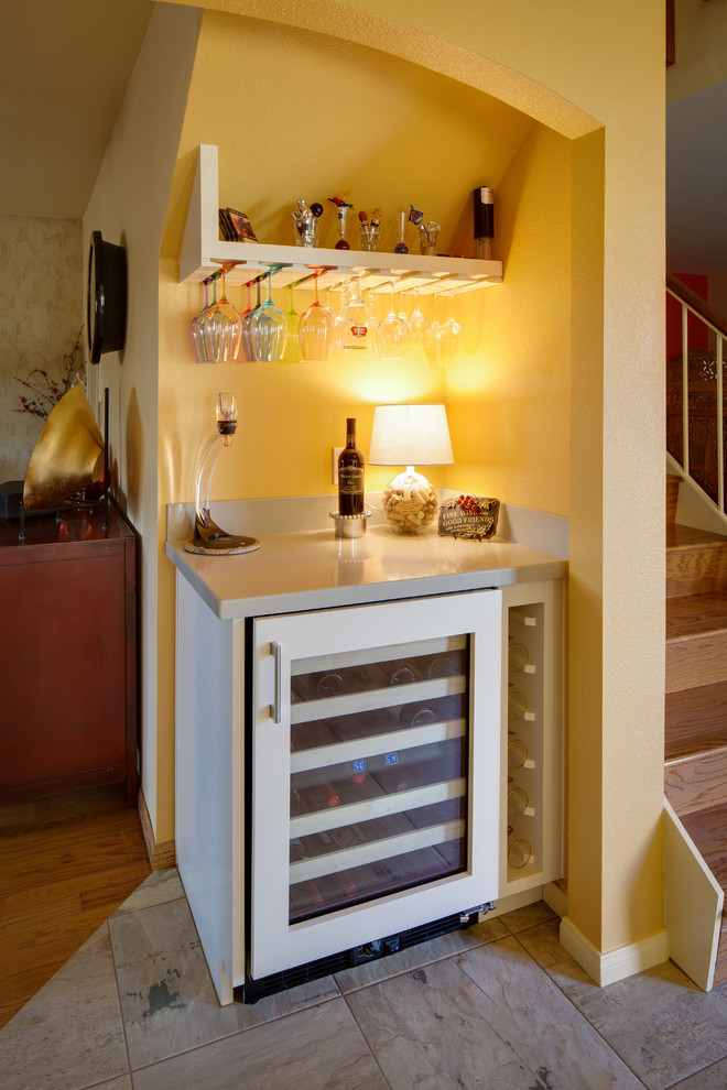 Foto di un piccolo angolo bar chic con ante bianche, top in quarzo composito e pavimento con piastrelle in ceramica