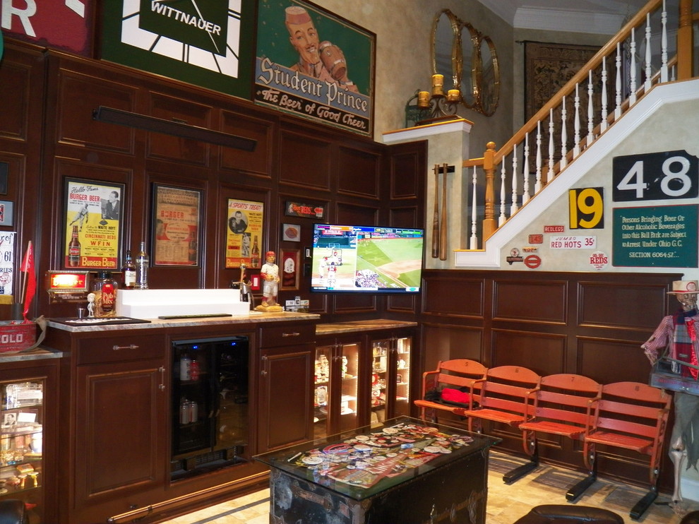 Foto di un grande angolo bar tradizionale con ante di vetro, ante in legno bruno, top in granito, pavimento in travertino, pavimento beige e top marrone