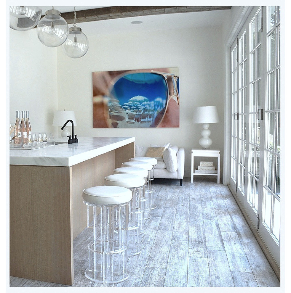 Réalisation d'un bar de salon design en bois vieilli avec un placard à porte plane et plan de travail en marbre.