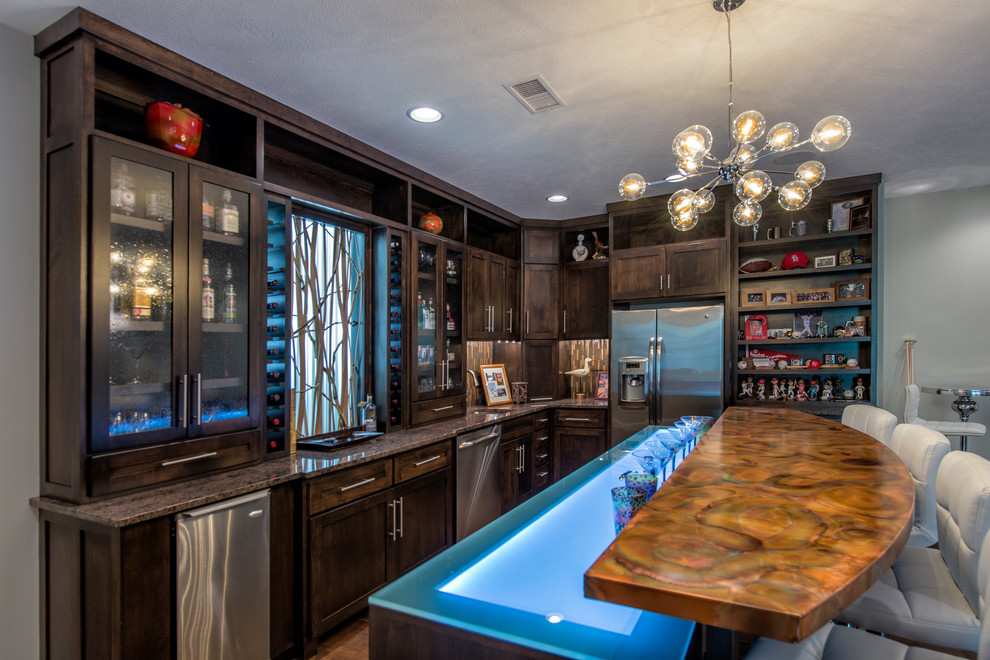 Immagine di un grande angolo bar con lavandino classico con ante in stile shaker, ante in legno bruno e top in rame