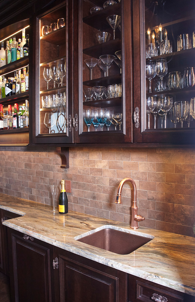 Immagine di un angolo bar con lavandino tradizionale di medie dimensioni con lavello sottopiano, ante con bugna sagomata, ante in legno bruno, top in quarzite, paraspruzzi in gres porcellanato, parquet scuro e pavimento marrone