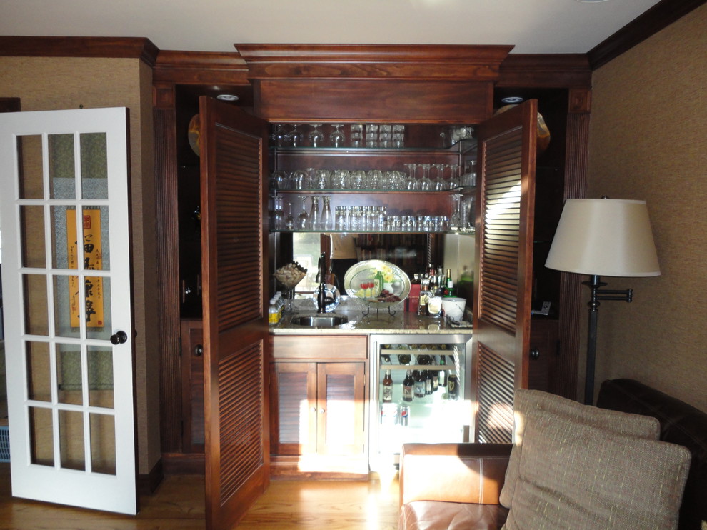 Example of an eclectic home bar design in Milwaukee