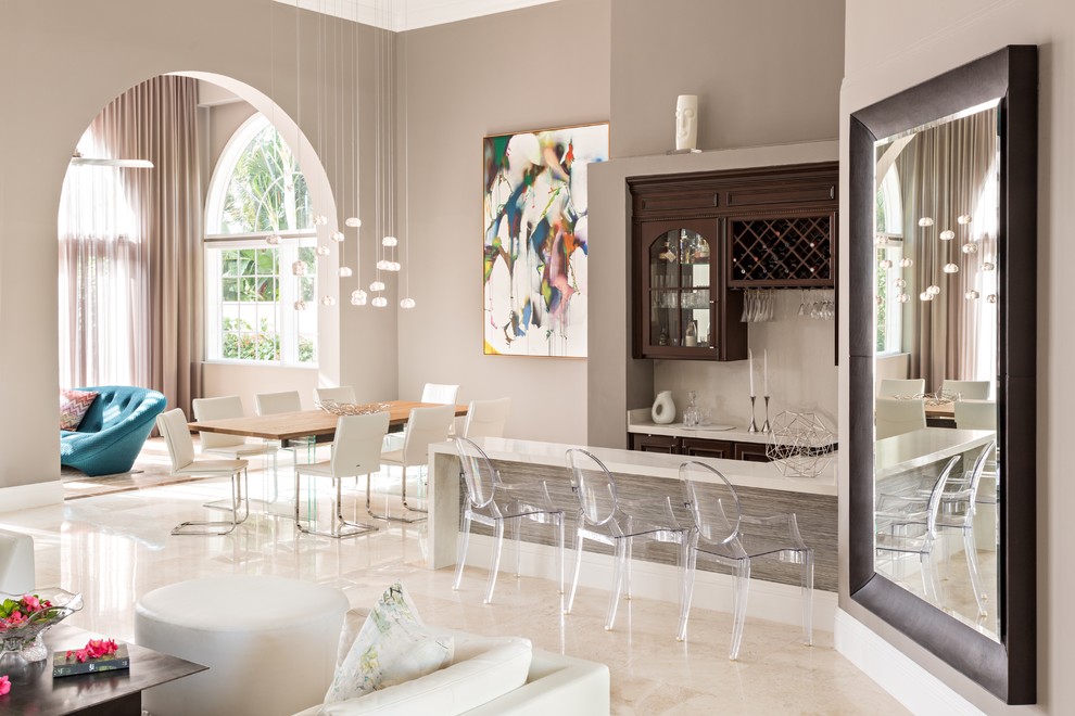 Inspiration pour un bar de salon minimaliste avec un plan de travail en quartz modifié et un sol en marbre.