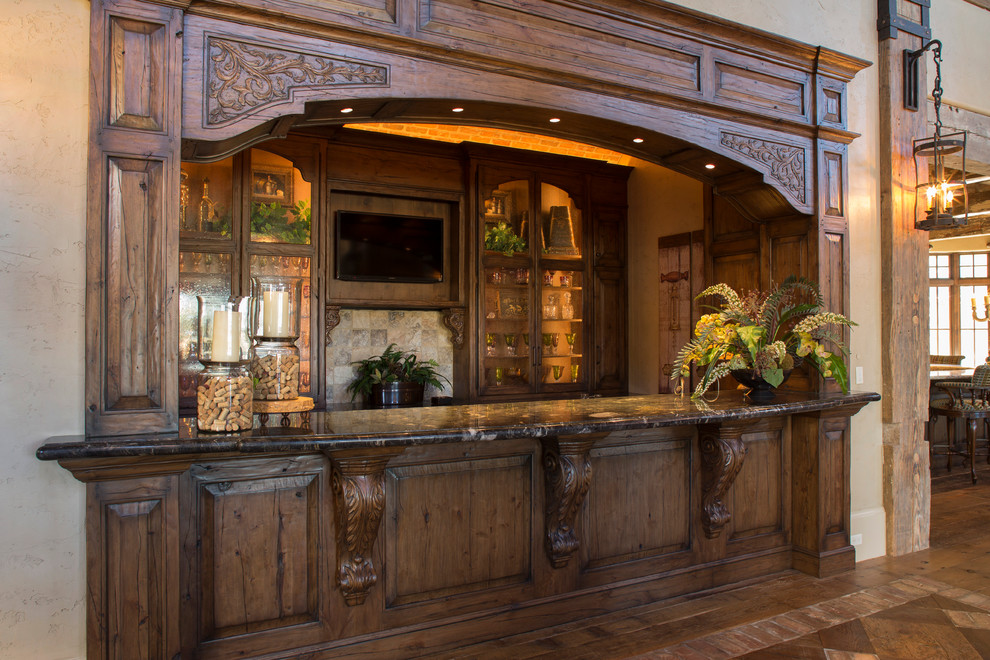 Foto de bar en casa con barra de bar rural con puertas de armario con efecto envejecido