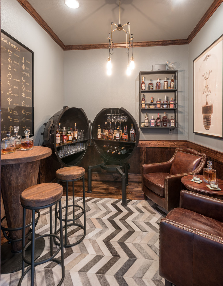Foto di un bancone bar stile marinaro con nessun'anta, top in legno, parquet scuro, pavimento marrone e top marrone
